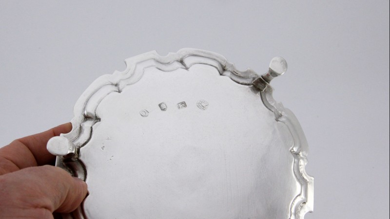 Petit plateau tripode en argent massif d'époque George II - John Tuite, Londres, 1731