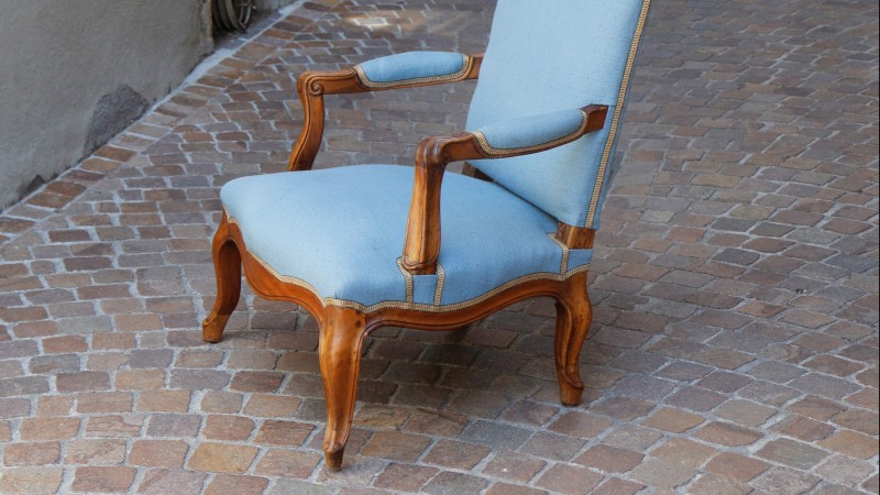 Fauteuil en noyer, époque Louis XV - s.d. Suisse romande, milieu du XVIIIe