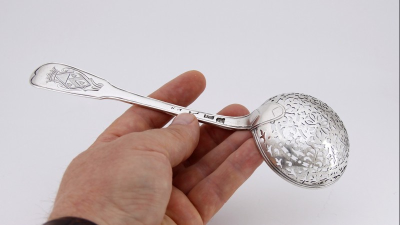 Cuillère à sucre armoriée, Laval 1762-1764 - Armoiries Picot de Dampierre