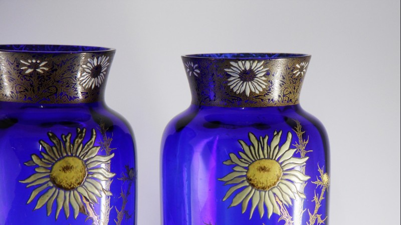 Paire de vases aux chardons Art Nouveau - Verre bleu cobalt à décor émaillé