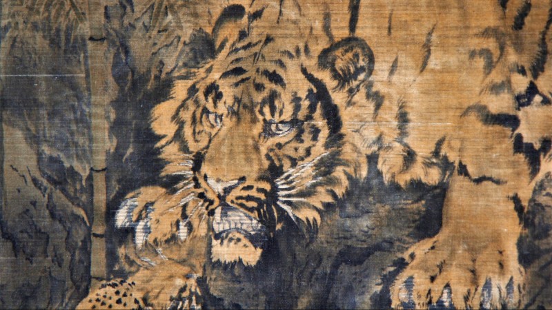 Combat de fauves, Japon fin du XIXe - Grande tenture en velours de soie peint