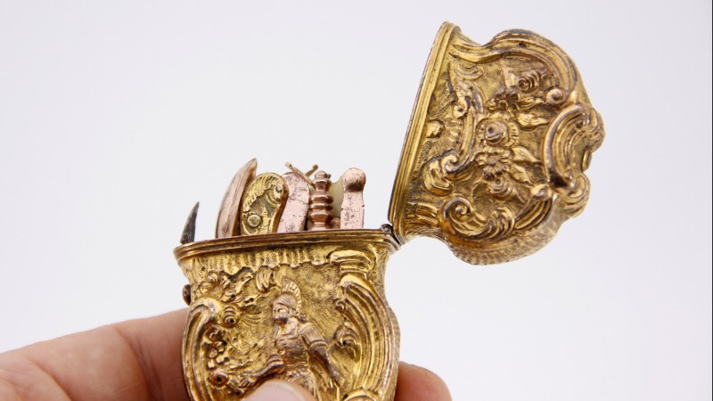 Nécessaire de châtelaine en cuivre doré - Angleterre, vers 1740