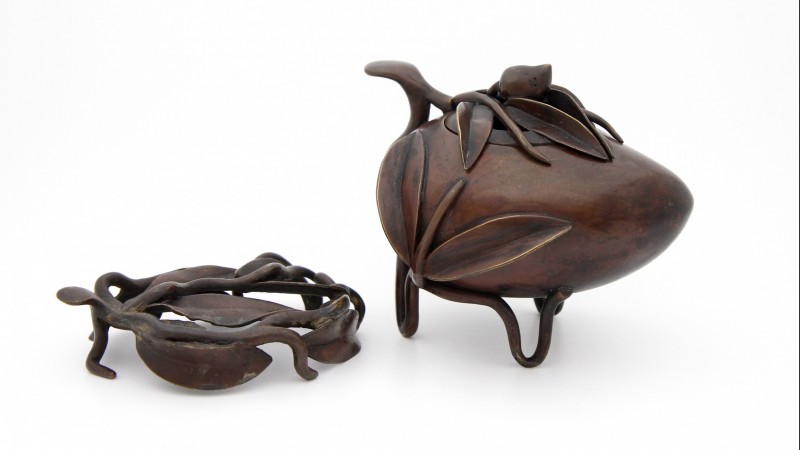Brûle-encens *pêche de longévité*, vers 1850 - Bronze patiné, Chine dynastie Qing