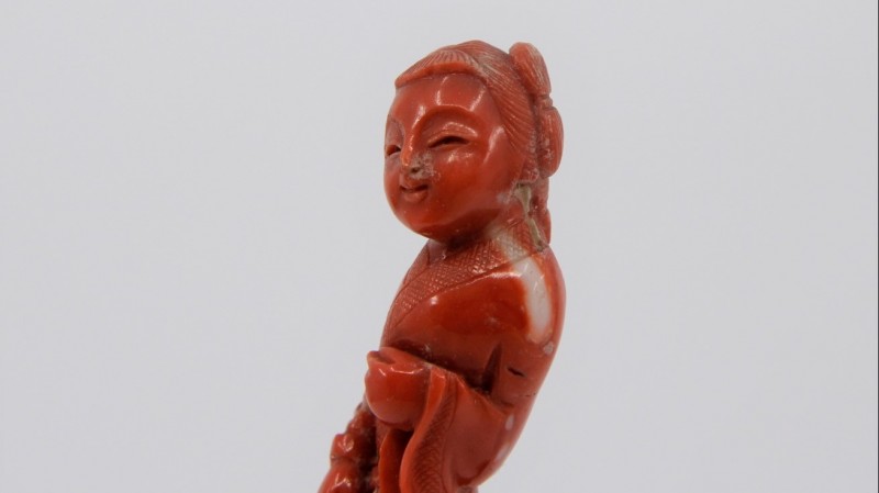 Jeune fille en corail sculpté - Chine, XXe