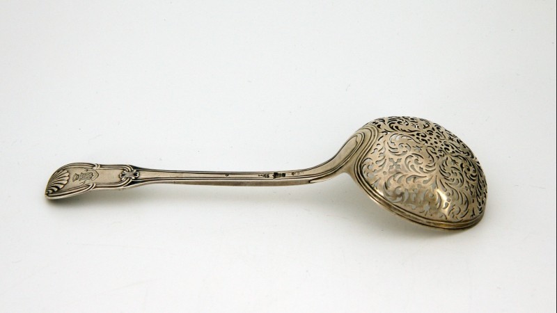 Cuillère à saupoudrer Rochefort d'Ally, Paris 1745-1746 - Rare modèle précoce, par François Lamiche