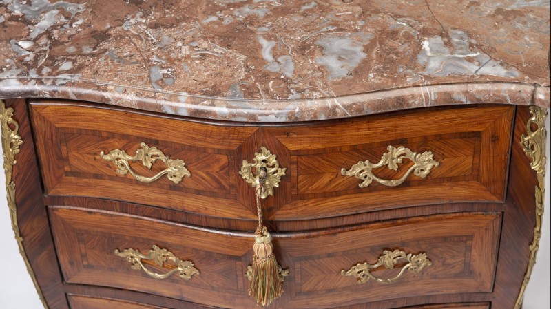 Petite commode galbée d'entre-deux, époque Louis XV - Paris, milieu du XVIIIe siècle