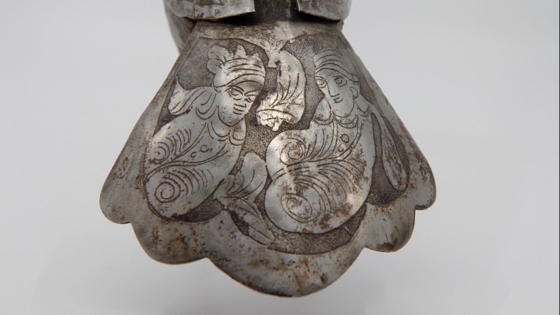 Paon & coq en acier gravé à l'eau-forte - Iran, dynastie Qājār, XIXe siècle