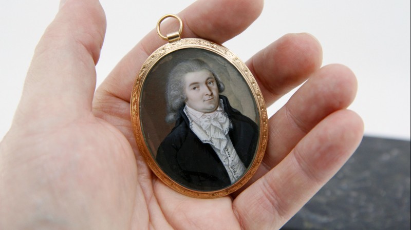 Portrait d'homme en miniature, fin XVIIIe - Cadre en or guilloché