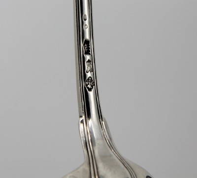 Cuillère à sucre armoriée, XVIIIe - Nicolas Collier, Paris 1769-1770