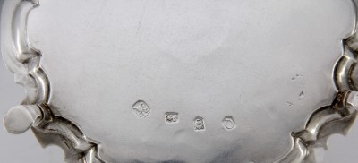 Petit plateau tripode en argent massif d'époque George II - John Tuite, Londres, 1731