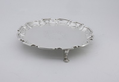 Petit plateau tripode en argent massif d'époque George II - John Tuite, Londres, 1731