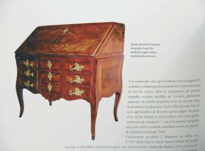 Sur ce bureau attribué à Leigart, on retrouve la même découpe du tablier et, surtout, la même ornementation de bronze que sur notre commode [Deloche et Mornand 2001, p.62].