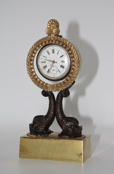 Porte-montre, époque Restauration - Modèle aux dauphins, bronze patiné & doré