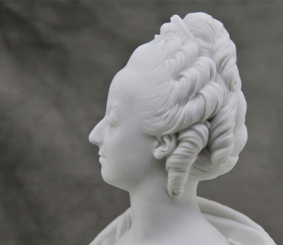 Marie-Antoinette, dauphine de France - Biscuit de Sèvres d'après Pajou, 1892
