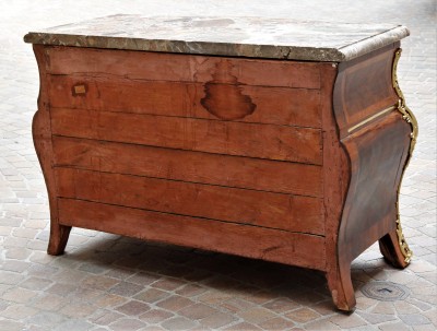 Commode en tombeau, début de l'époque Louis XV - Paris, vers 1730