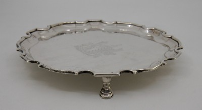 Assiette volante armoriée, Londres 1733 - Orfèvre Charles Martin (actif entre 1728 et 1738)