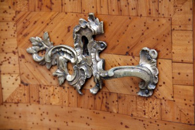 Petite commode sauteuse d'entre-deux — Besançon vers 1760 - Attribuée à Martin Leigart