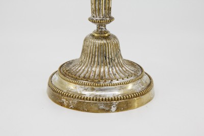 Flambeau d'époque Louis XVI - en bronze argenté, dans son argenture d'origine