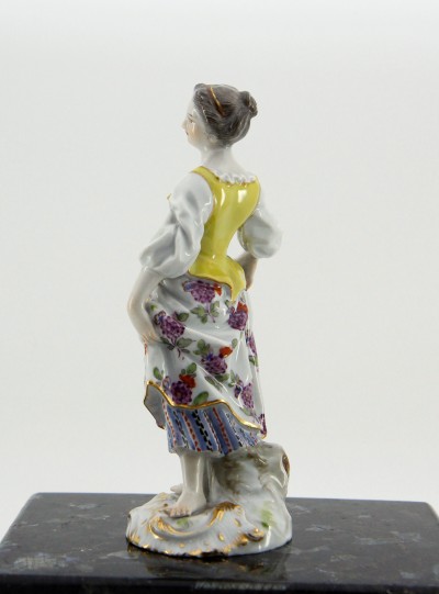 Meissen - Jeune femme à la corbeille de fleurs - Porcelaine, vers 1900