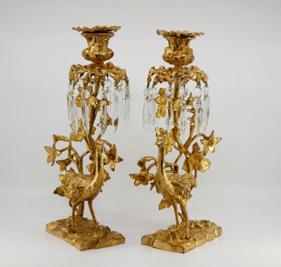 Paire de flambeaux aux autruches - Bronze doré & pampilles en cristal