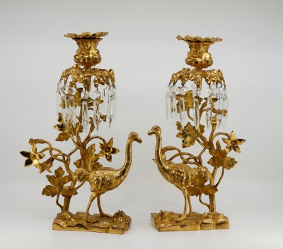 Paire de flambeaux aux autruches - Bronze doré & pampilles en cristal