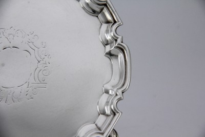 Petit plateau tripode en argent massif d'époque George II - John Tuite, Londres, 1731