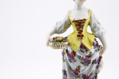 Meissen - Jeune femme à la corbeille de fleurs - Porcelaine, vers 1900