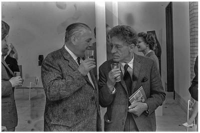 Remo Rossi et Alberto Giacometti au Pavillon suisse de la Biennale de Venise, en 1962  [Copyright Maria Netter, SIK-ISEA, Courtesy Fotostiftung Schweiz]