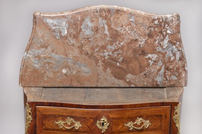 Petite commode galbée d'entre-deux, époque Louis XV - Paris, milieu du XVIIIe siècle