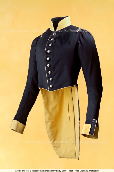 Le frac d'uniforme conservé dans les collections du Musée d'histoire du Valais (© Musées cantonaux du Valais, photo Jean-Yves Glassey)
