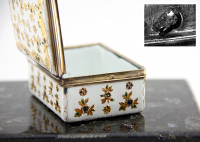 Tabatière en "émail de Saxe" rehaussé d'or – monture en vermeil - Berlin, atelier des Fromery, vers 1740 pour l'émail – Paris, 1738-1744 pour la monture en argent