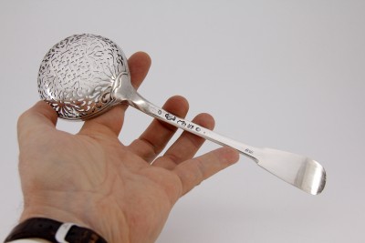 Grande cuillère à saupoudrer, Metz 1747-1748 - Orfèvre Jean Baucaire