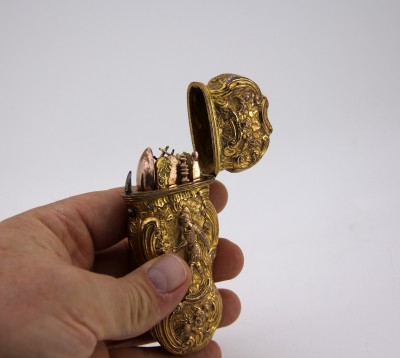 Nécessaire de châtelaine en cuivre doré - Angleterre, vers 1740