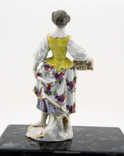 Meissen - Jeune femme à la corbeille de fleurs - Porcelaine, vers 1900