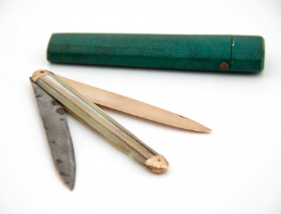 Couteau de voyage dit "à la Berge" en nacre, or et acier - Epoque Louis XV, entre 1756 et 1762