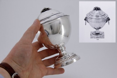 En vignette, un modèle très proche par l'orfèvre Hans Caspar I Wüest, monté sur un pied carré et orné de prises en mufles de lion, illustré dans l'ouvrage de Lösel [n°308 p.427]