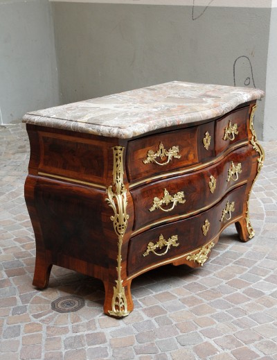 Commode en tombeau, début de l'époque Louis XV - Paris, vers 1730