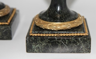 Paire de cassolettes, style Louis XVI - Marbre vert de mer & bronze doré, vers 1830