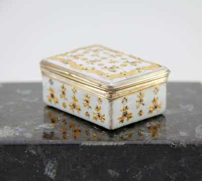 Tabatière en "émail de Saxe" rehaussé d'or – monture en vermeil - Berlin, atelier des Fromery, vers 1740 pour l'émail – Paris, 1738-1744 pour la monture en argent