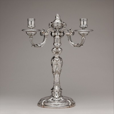 Paire de candélabres en argent massif par  Robert-Joseph Auguste, datée 1767-1768 et conservée au MET New York (48.187.389a,b).