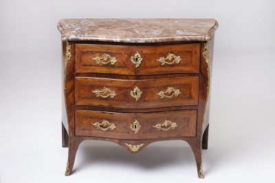 Petite commode galbée d'entre-deux, époque Louis XV - Paris, milieu du XVIIIe siècle