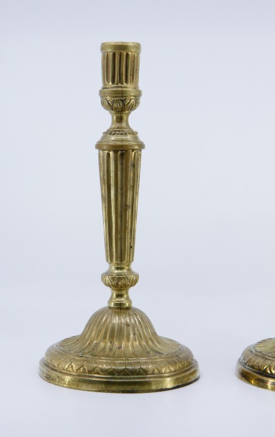 Paire de flambeaux Louis XVI - en alliage cuivreux, fonte à la coquille