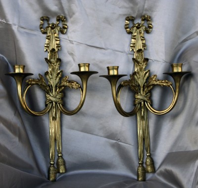 Paire d'appliques de style Louis XVI - Modèle aux trompes de chasse