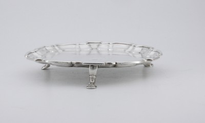 Petit plateau tripode en argent massif d'époque George II - John Tuite, Londres, 1731