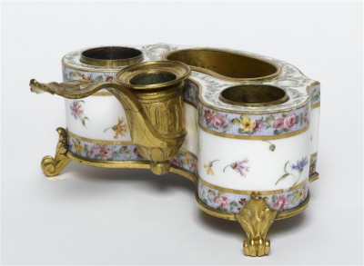 L'écritoire en porcelaine de Sèvres, livrée à Madame du Barry à Versailles en 1770