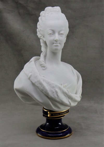 Marie-Antoinette, dauphine de France - Biscuit de Sèvres d'après Pajou, 1892