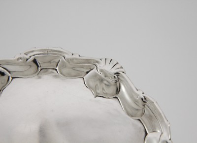 Assiette volante en argent, Edinburgh 1755 - Orfèvres Lothian & Robertson, contrôleur Hugh Gordon - clan Dalziel