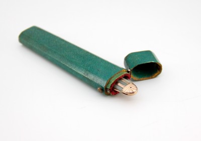 Couteau de voyage dit "à la Berge" en nacre, or et acier - Epoque Louis XV, entre 1756 et 1762