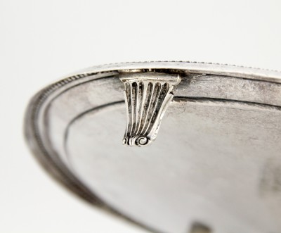 Plateau rond tripode en argent - Porto, vers 1790