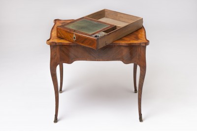 Table à écrire d'époque Louis XV - Attribuée à François Bayer, reçu maître en 1764